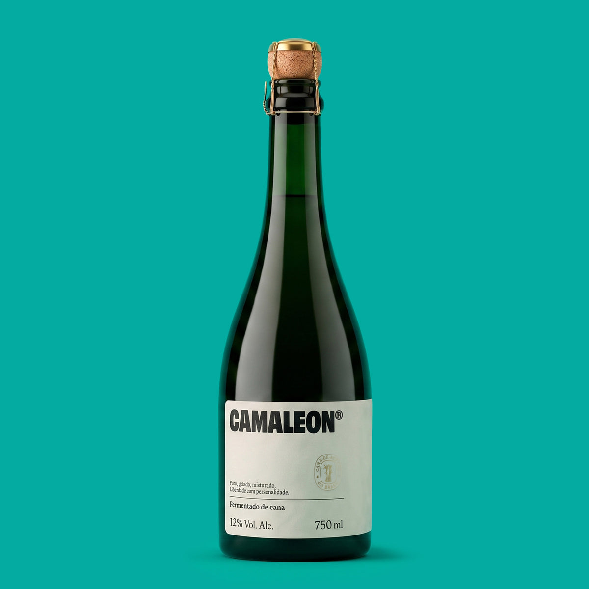 Garrafa de Camaleon, fermentado de cana 750 ml, vidro verde com rolha e gaiola dourada e rótulo creme, em fundo verde