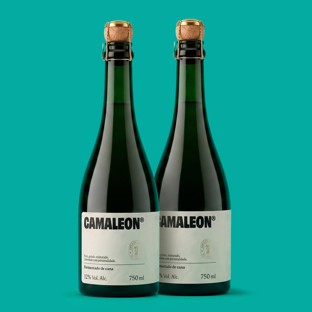 Duas garrafas de Camaleon, fermentado de cana 750 ml, lado a lado em fundo verde