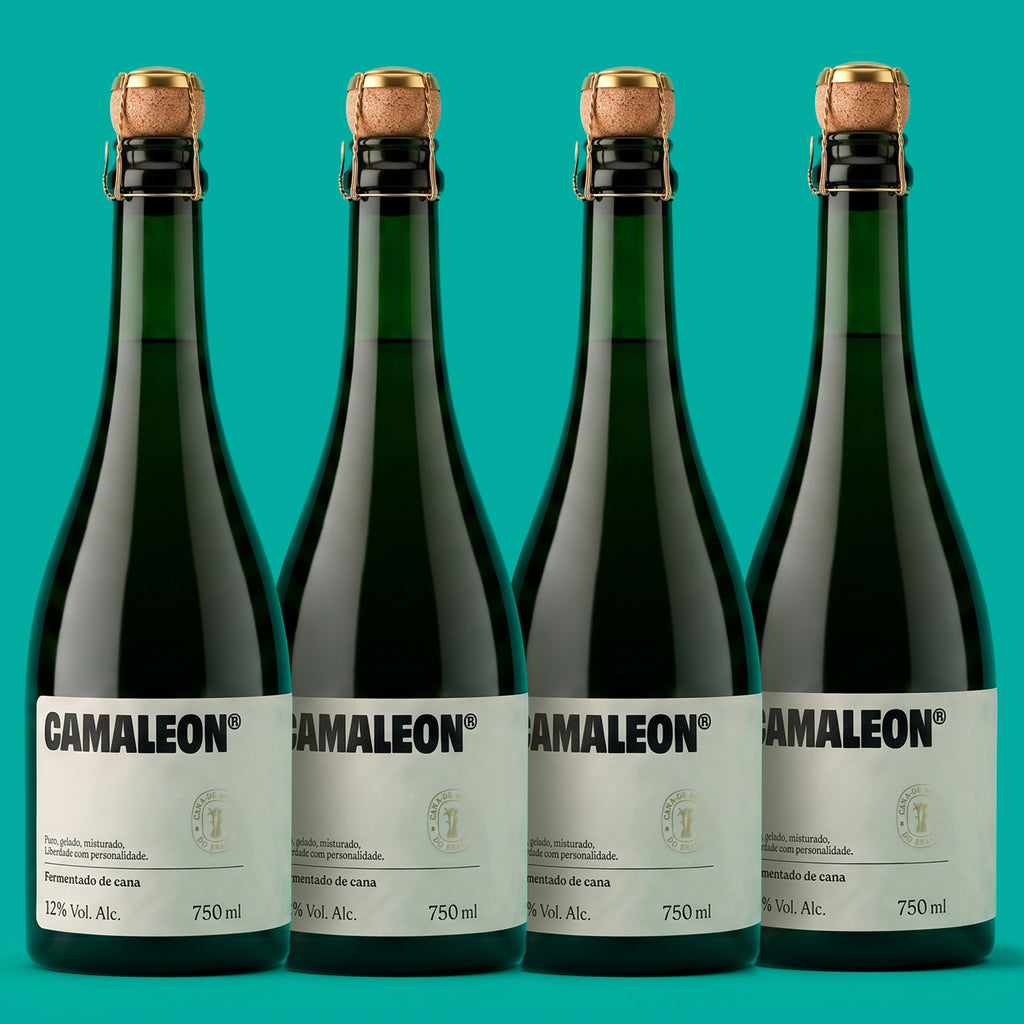 Quatro garrafas de Camaleon, fermentado de cana 750 ml, lado a lado em fundo verde