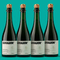 Quatro garrafas de Camaleon, fermentado de cana 750 ml, lado a lado em fundo verde
