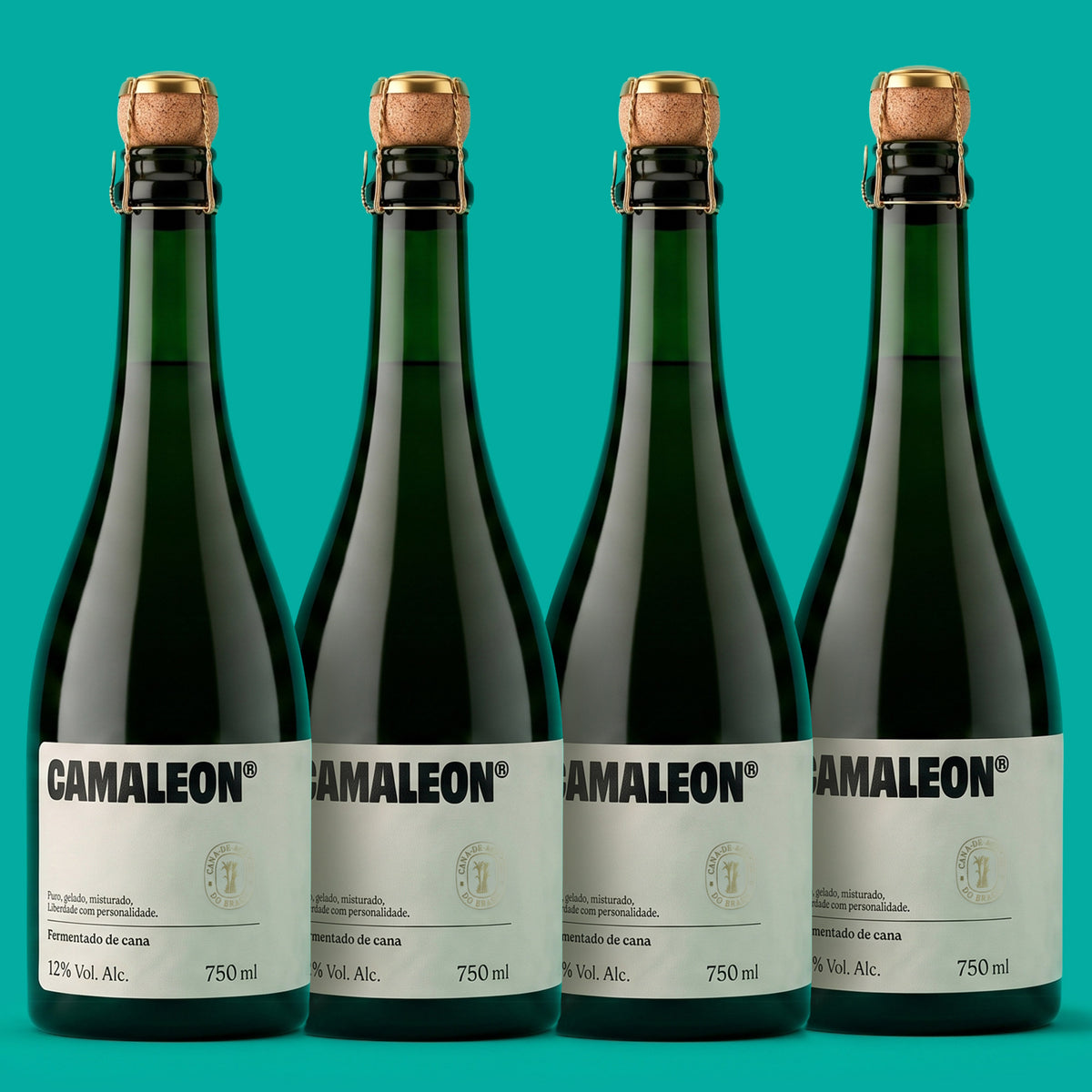 Quatro garrafas de Camaleon, fermentado de cana 750 ml, lado a lado em fundo verde