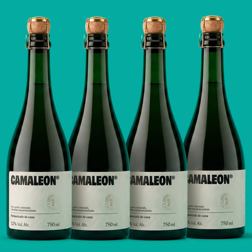 Quatro garrafas de Camaleon, fermentado de cana 750 ml, lado a lado em fundo verde