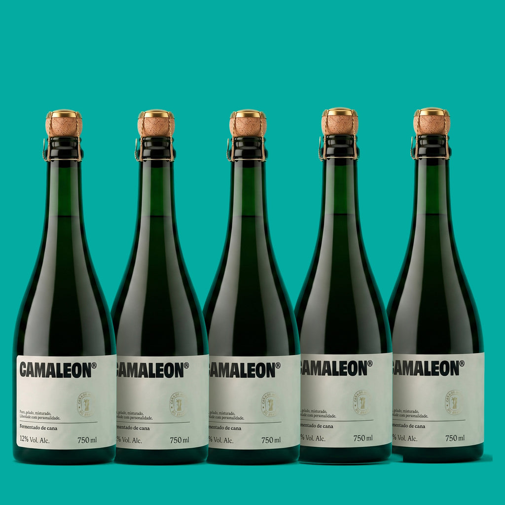 Cinco garrafas de Camaleon, fermentado de cana 750 ml, lado a lado em fundo verde