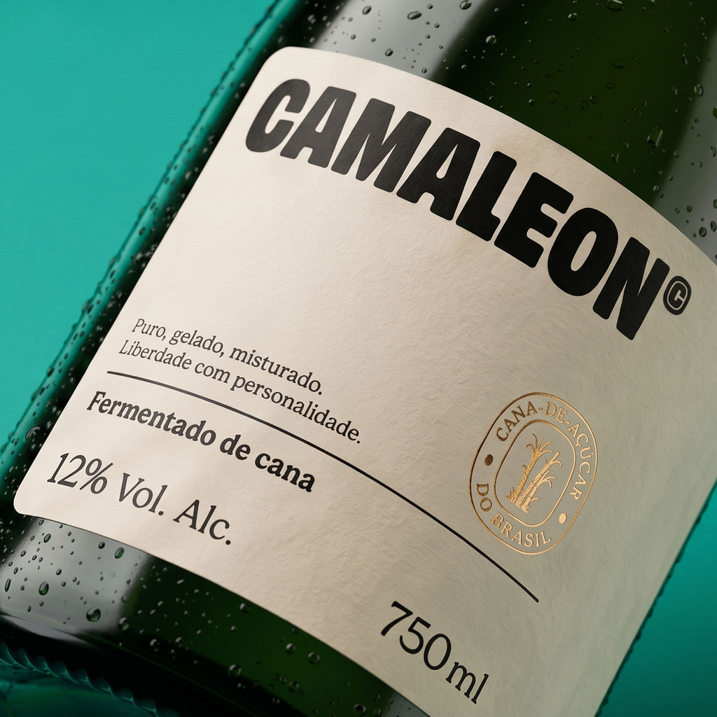 Rótulo creme da Camaleon de perto, com o selo dourado Cana-de-açúcar do Brasil, na garrafa gelada