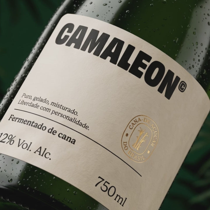 Vídeo da Camaleon: o rótulo, a rolha com gaiola, o selo dourado e a bebida servida com gelo e na taça